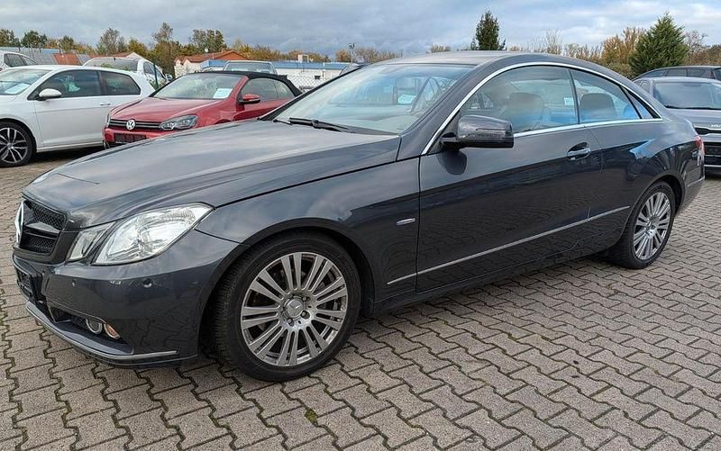 Grau Gebraucht 2010 Mercedes E200 Coupé | 10.800 € (Guter Preis) - Bild 1/4