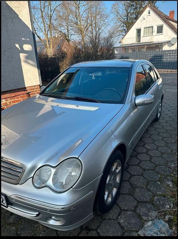 Silber Gebraucht 2004 Mercedes C200 Limousine | 2.500 € (Etwas zu teuer) - Bild 1/4