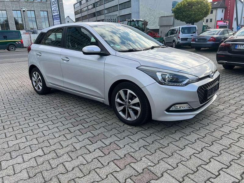Gebraucht Hyundai i20 Basis 84 PS (61 kW) 2014 Silber Kleinwagen