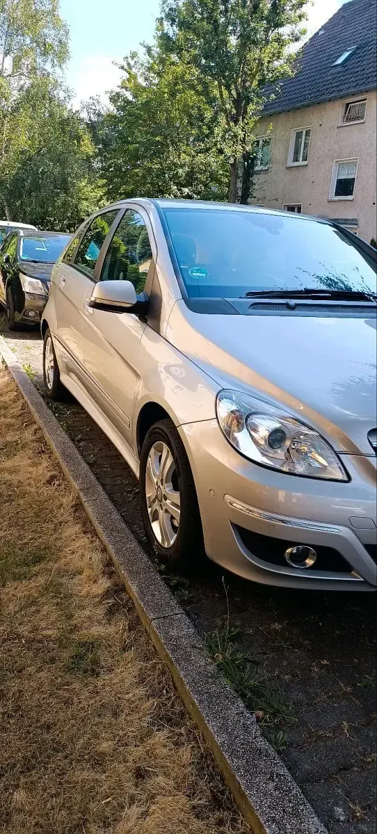 Gebraucht Mercedes B200 136 PS (100 kW) 2010 Silber Van / Kleinbus