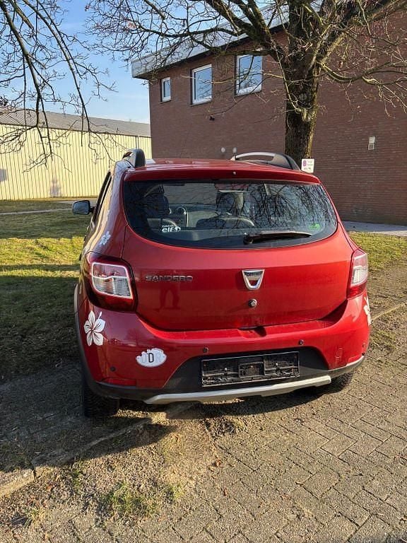 Gebraucht Dacia Sandero 90 PS (66 kW) 2015 Rot Limousine