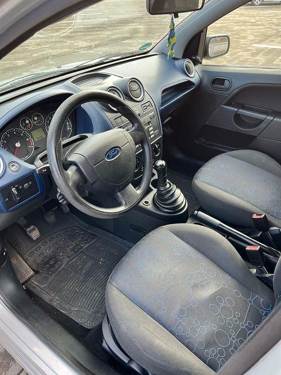 Gebraucht Ford Fiesta Ambiente 60 PS (44 kW) 2006 Silber Kleinwagen