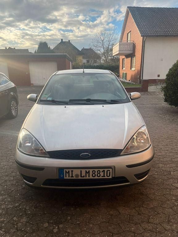 Silber Gebraucht 2002 Ford Focus Trend Limousine | 700 € (Guter Preis) - Bild 1/4
