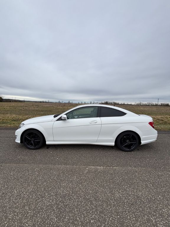 Weiß Gebraucht 2012 Mercedes C180 AMG line Coupé | 10.500 € (Fairer Preis) - Bild 1/4