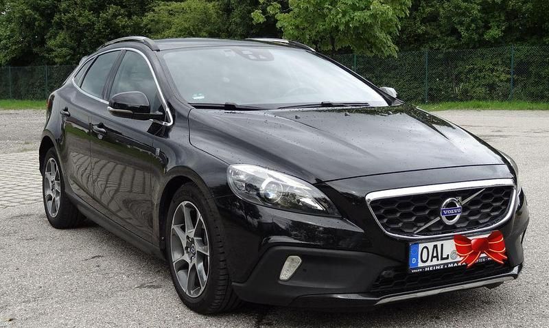 Schwarz Gebraucht 2016 Volvo V40 CC Ocean Race Kombi | 13.800 € (Fairer Preis) - Bild 1/4