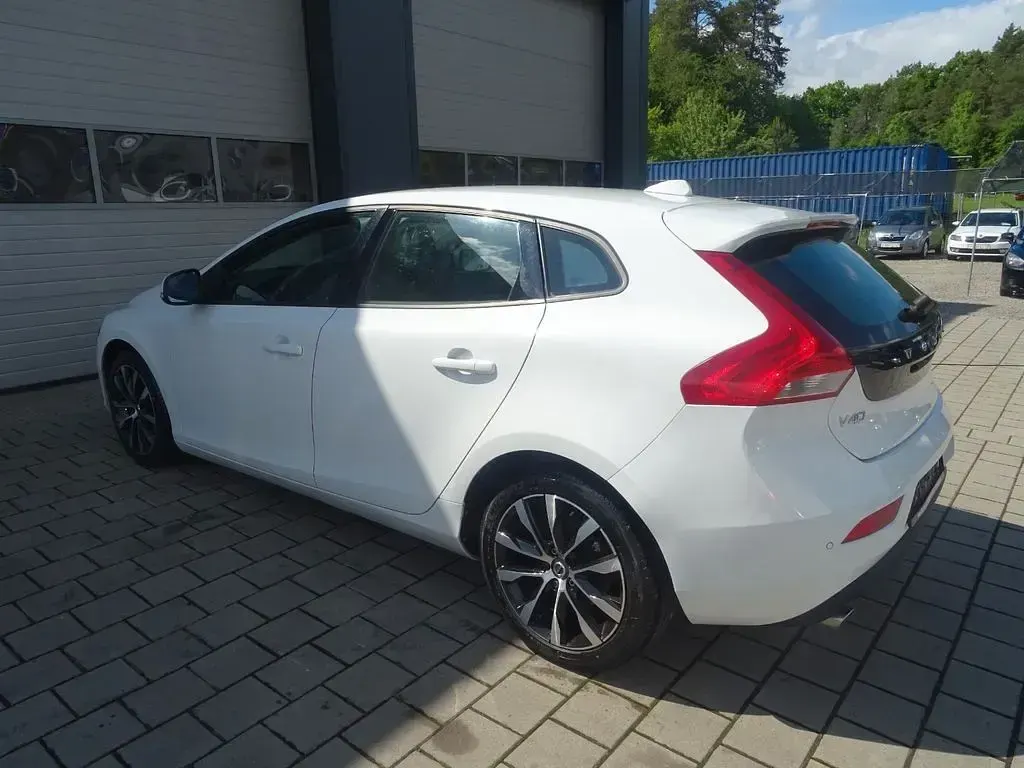 Gebraucht Volvo V40 Momentum 150 PS (110 kW) 2019 Weiß Limousine