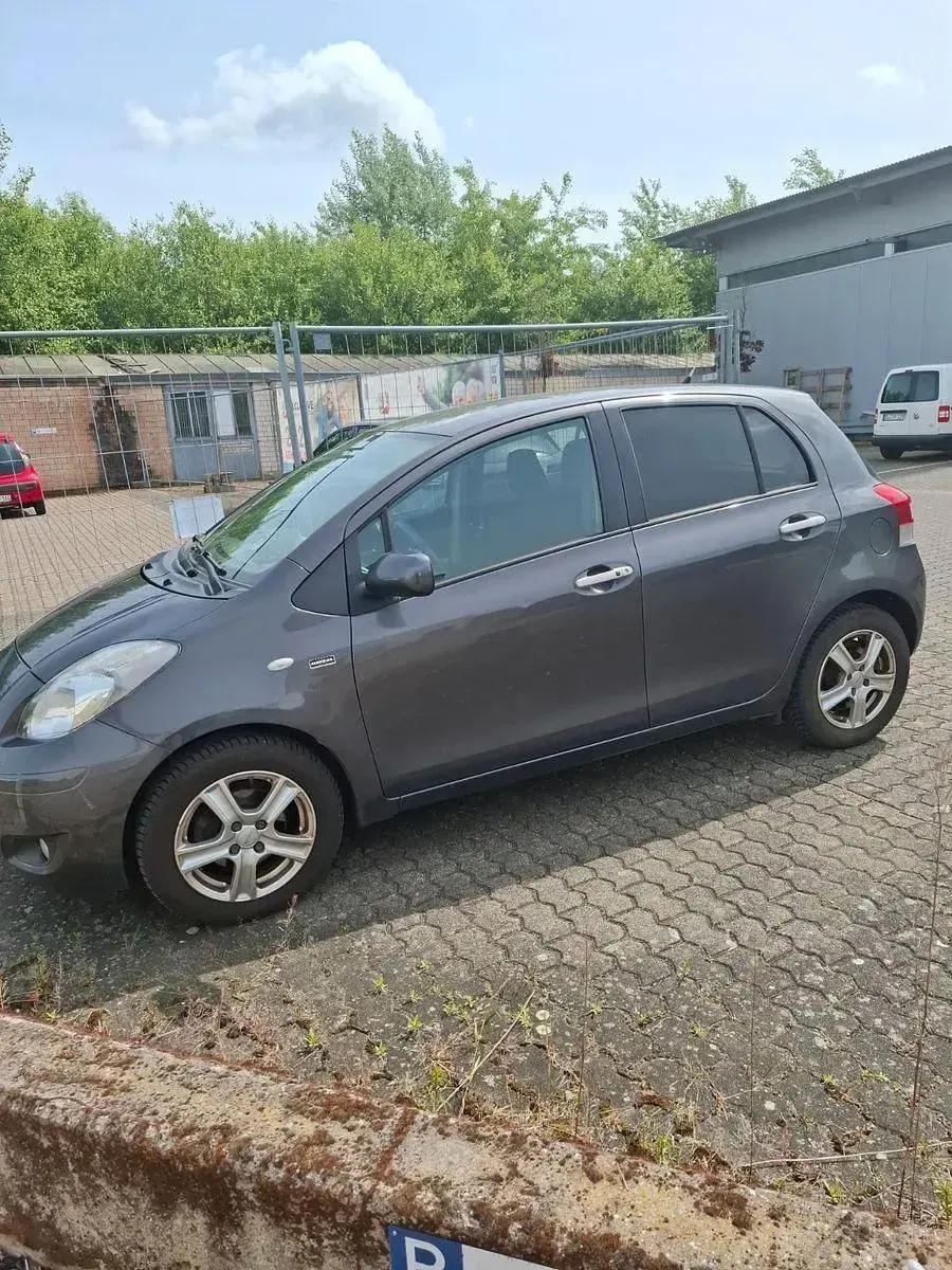 Gebraucht Toyota Yaris Club 99 PS (72 kW) 2011 Grau Kleinwagen