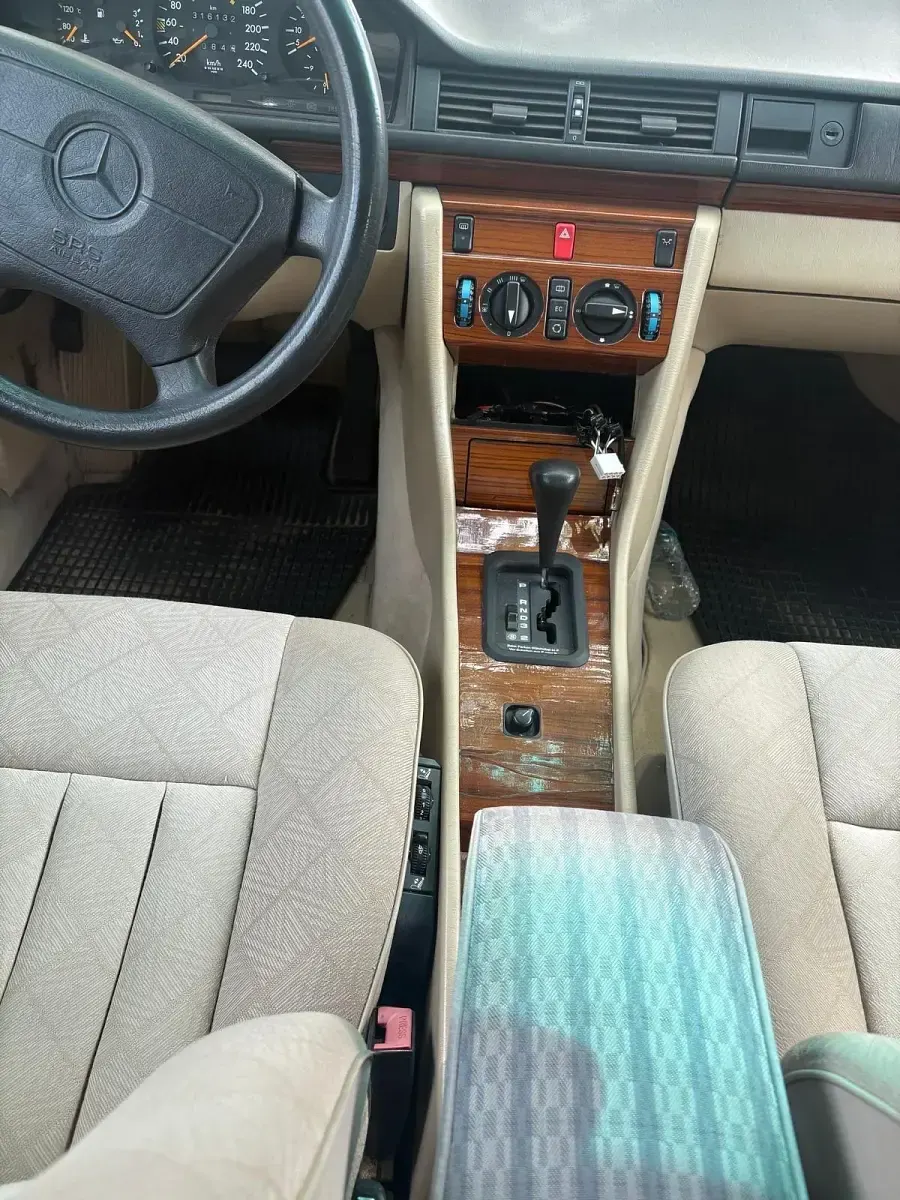 Gebraucht Mercedes E220 150 PS (110 kW) 1993 Rot Limousine