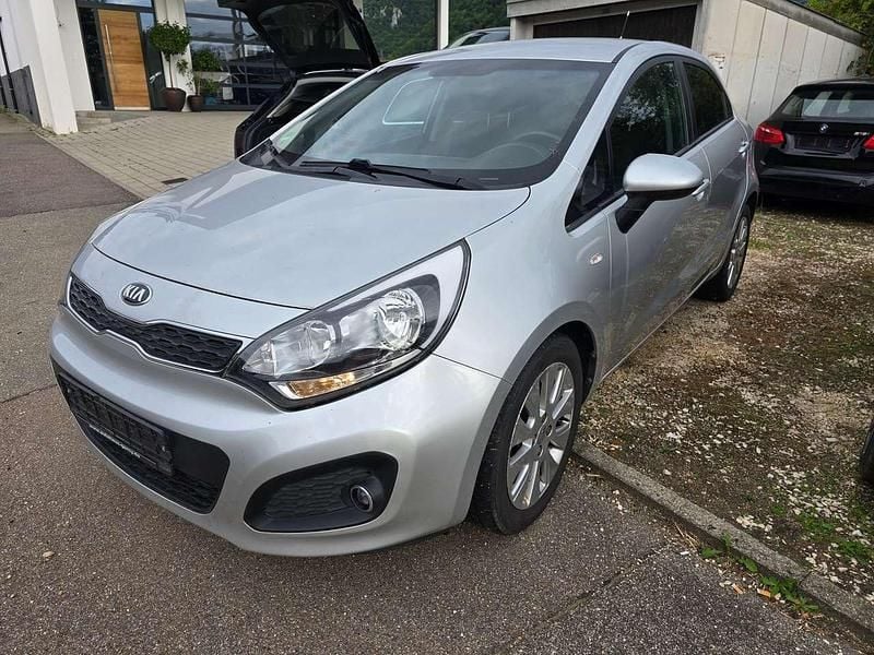 Grau Gebraucht 2013 Kia Rio DREAM-TEAM Edition Kleinwagen | 4.999 € (Superpreis) - Bild 1/4
