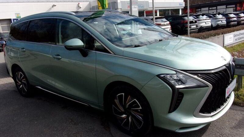 Neu DFSK Forthing 4 177 PS (130 kW) 2025 Grün Limousine