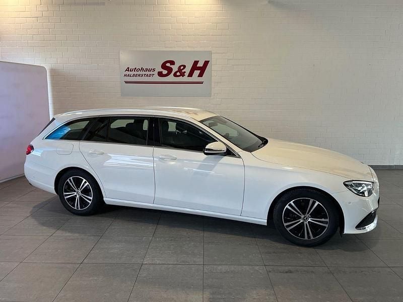 Weiß Gebraucht 2022 Mercedes E220 Limousine | 31.900 € (Superpreis) - Bild 1/4
