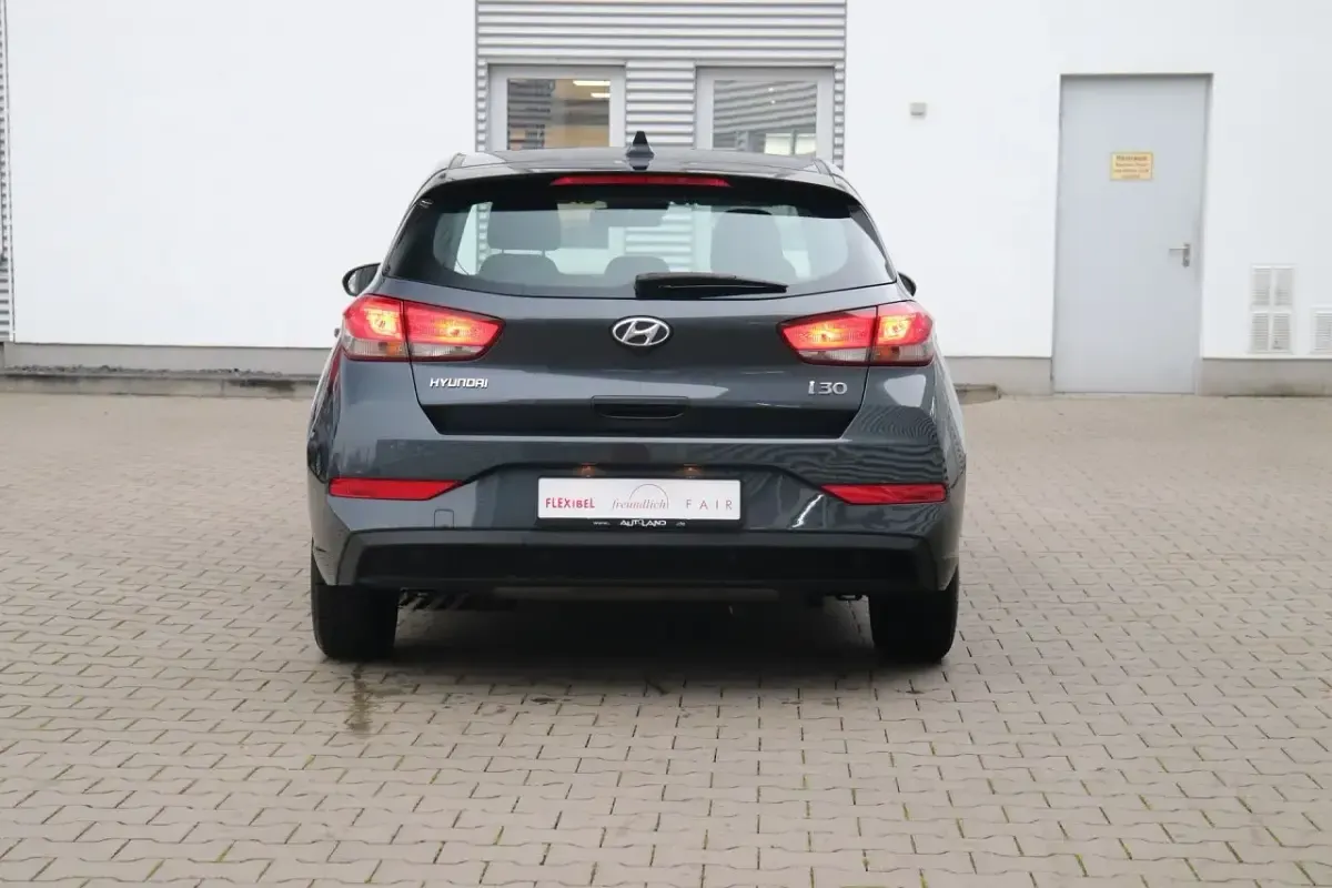 Gebraucht Hyundai i30 120 PS (88 kW) 2021 Amazongraumet. Limousine