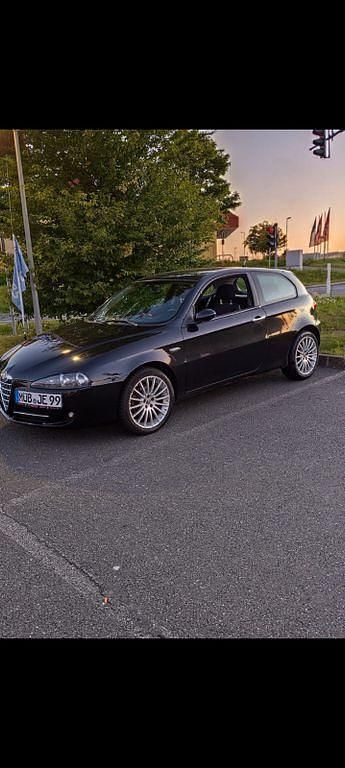 Schwarz Gebraucht 2007 Alfa Romeo 147 Distinctive Kleinwagen | 3.400 € (Teuer) - Bild 1/4