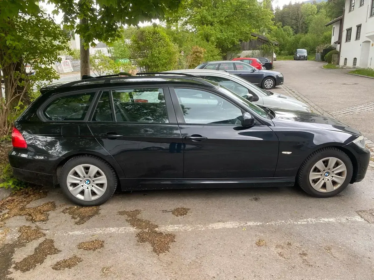 Gebraucht BMW 320 163 PS (119 kW) 2009 Schwarz Kombi