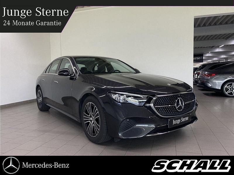 Grau Gebraucht 2024 Mercedes E220 Avantgarde Limousine | 52.666 € (Fairer Preis) - Bild 1/4