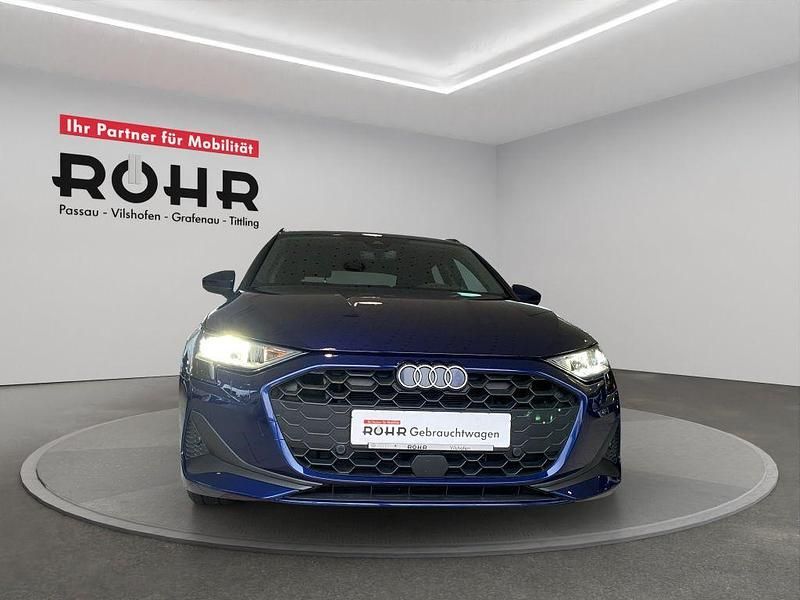 Gebraucht Audi A3 Ambiente 116 PS (85 kW) 2025 Navarrablau metallic Limousine