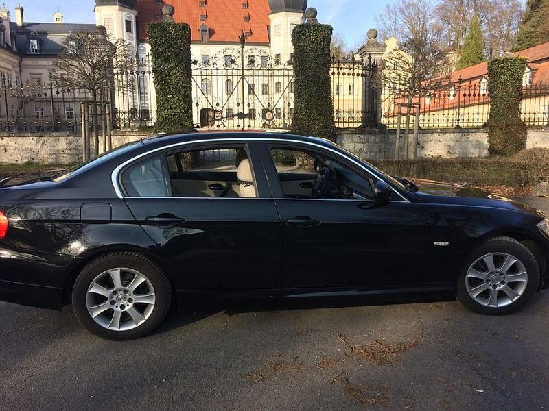 Gebraucht BMW 318 Lifestyle 143 PS (105 kW) 2011 Schwarz Limousine