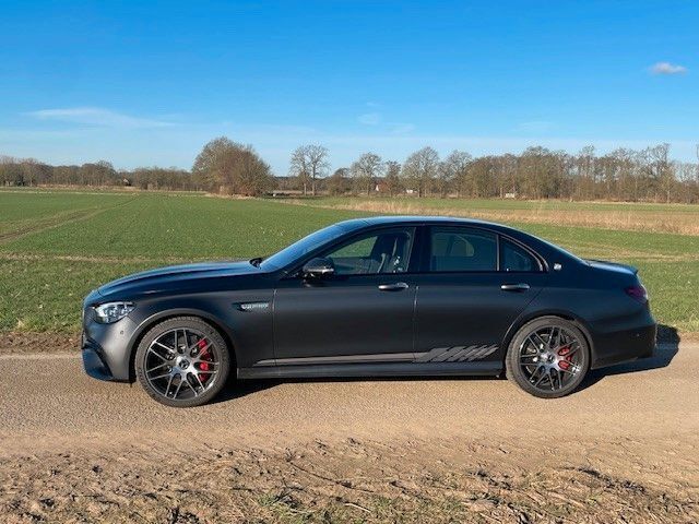 Grau Gebraucht 2024 Mercedes E63S AMG AMG Limousine | 129.900 € (Etwas zu teuer) - Bild 1/4