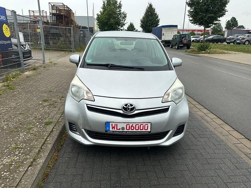 Gebraucht Toyota Verso-S Life 90 PS (66 kW) 2011 Grau Van / Kleinbus