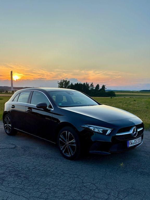 Schwarz Gebraucht 2020 Mercedes A180 Kleinwagen | 22.999 € (Guter Preis) - Bild 1/4