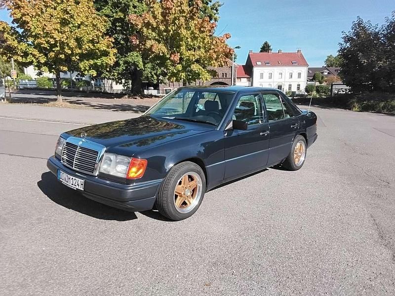 Blau Gebraucht 1989 Mercedes E200 Limousine | 4.250 € - Bild 1/4