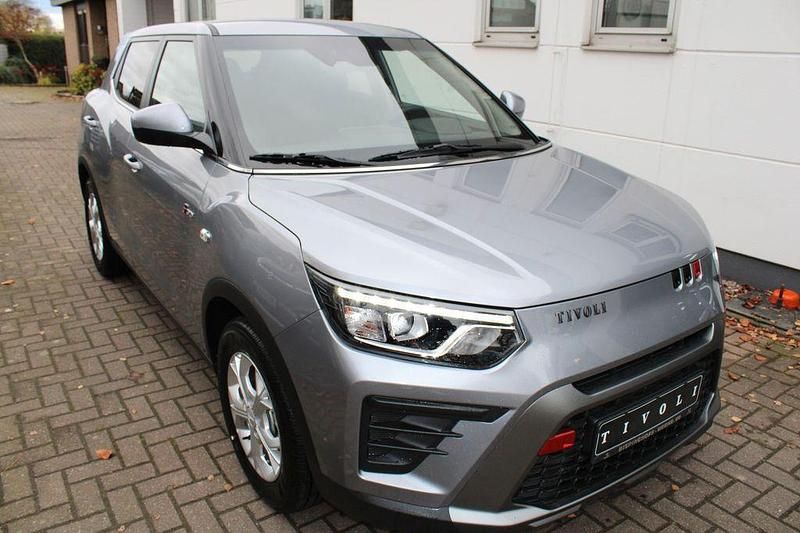 Neu SsangYong Tivoli 163 PS (119 kW) 2025 Grau SUV