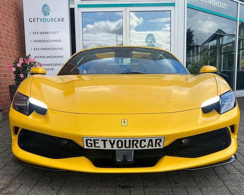 Gebraucht Ferrari 296 829 PS (609 kW) 2024 Gelb Cabrio