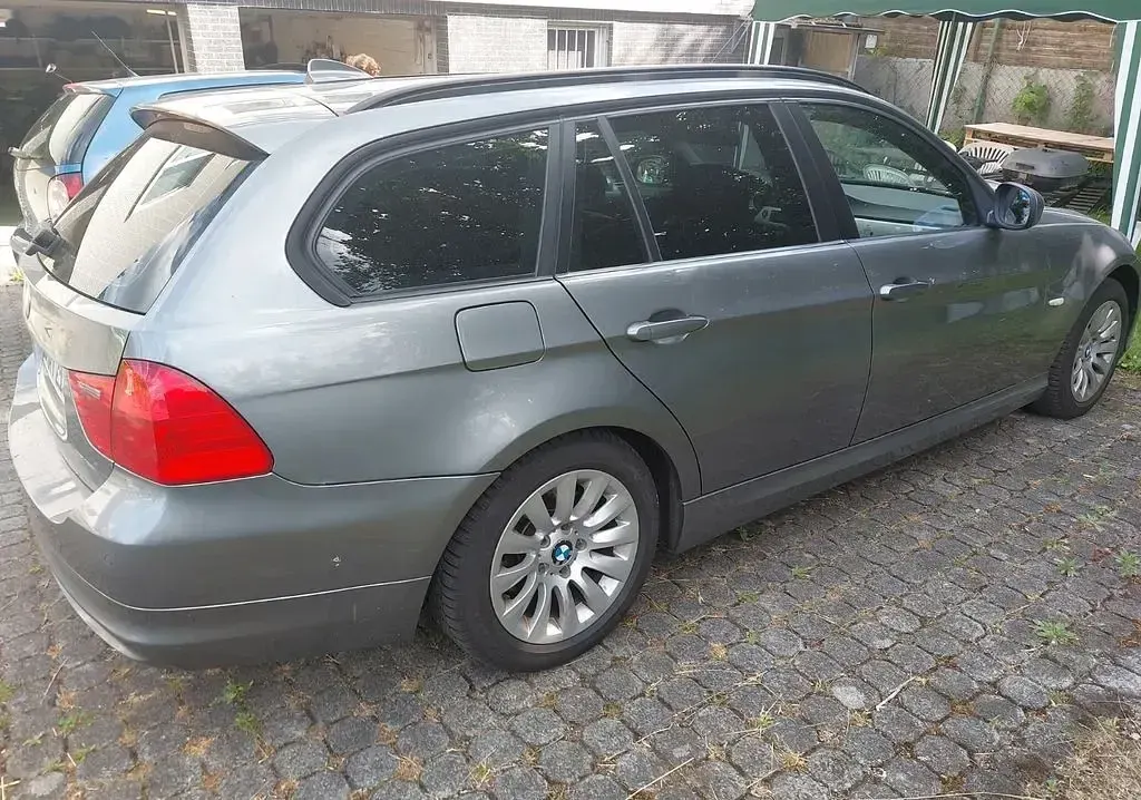 Gebraucht BMW 320 170 PS (125 kW) 2010 Grau Kombi