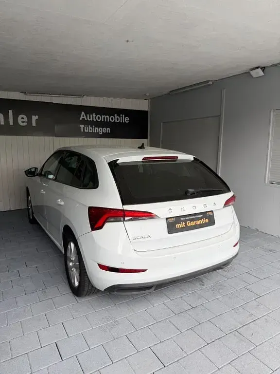 Gebraucht Skoda Scala Ambition 150 PS (110 kW) 2020 Weiß Kleinwagen