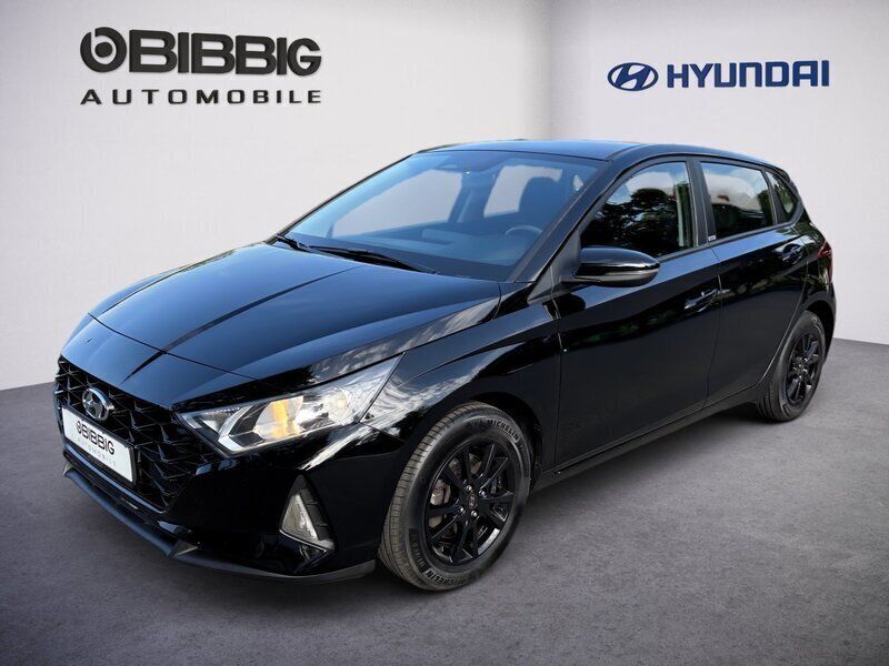 Schwarz / phantom black Gebraucht 2020 Hyundai i20 Select Limousine | 14.990 € (Fairer Preis) - Bild 1/3