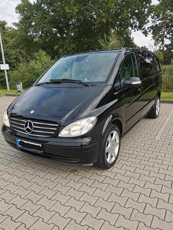 Schwarz Gebraucht 2010 Mercedes Viano Van / Kleinbus | 14.590 € (Teuer) - Bild 1/4