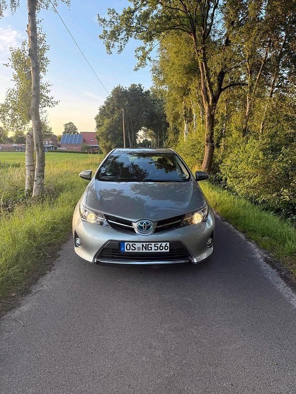 Grau Gebraucht 2014 Toyota Auris Hybrid Limousine | 11.000 € (Fairer Preis) - Bild 1/4