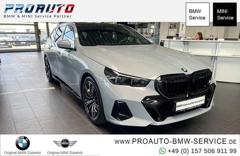 Brooklyn grau Gebraucht 2025 BMW 520 M Sport Kombi | 57.899 € (Guter Preis) - Bild 1/4