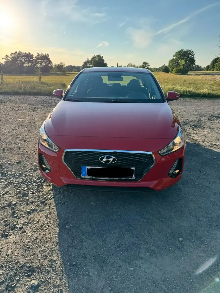 Gebraucht Hyundai i30 99 PS (72 kW) 2017 Rot Limousine