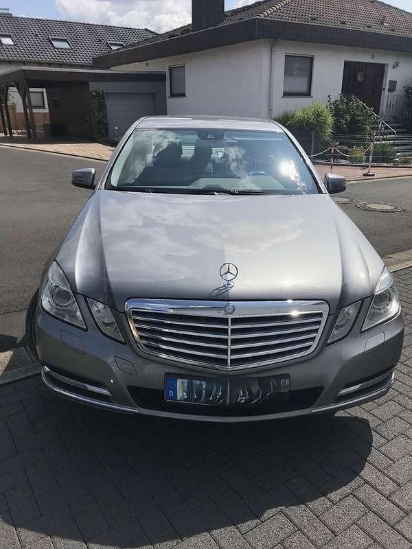 Silber Gebraucht 2011 Mercedes E350 Elegance Limousine | 9.999 € (Etwas zu teuer) - Bild 1/4