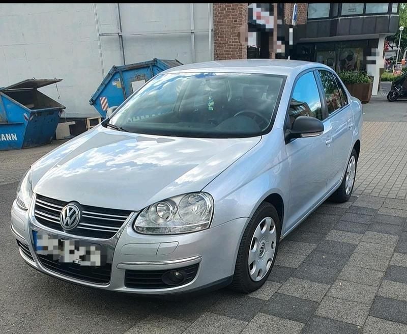 Grau Gebraucht 2025 VW Jetta Limousine | 3.500 € - Bild 1/4