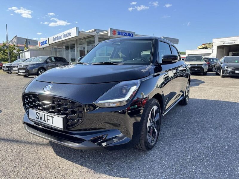 Super black pearl metallic Neu 2025 Suzuki Swift Comfort+ Limousine | 22.990 € - Bild 1/4