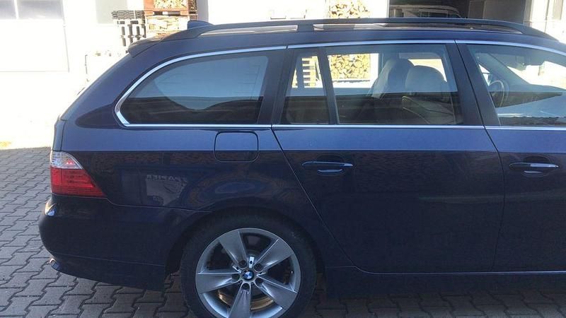 Gebraucht BMW 530 272 PS (200 kW) 2007 Blau Kombi