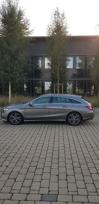 Grau Gebraucht 2018 Mercedes CLA200 Shooting Brake Kombi | 20.200 € (Guter Preis) - Bild 1/4