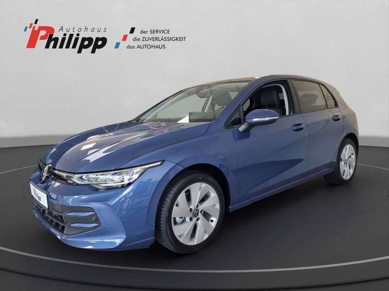 Blau Gebraucht 2024 VW Golf VIII Life Limousine | 30.800 € (Teuer) - Bild 1/4