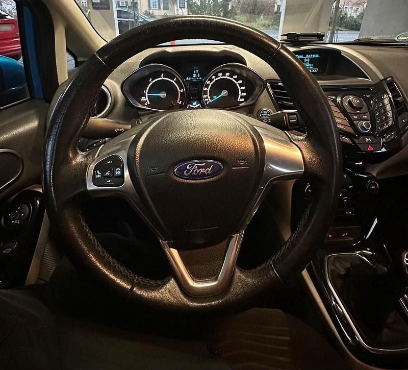 Gebraucht Ford Fiesta Trend 95 PS (69 kW) 2015 Blau Kleinwagen