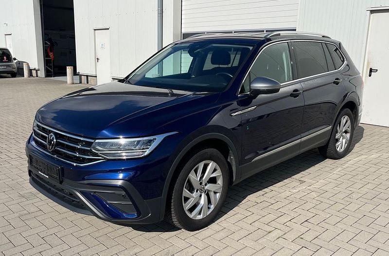 Blau Gebraucht 2024 VW Tiguan Allspace Life SUV | 32.950 € (Fairer Preis) - Bild 1/4