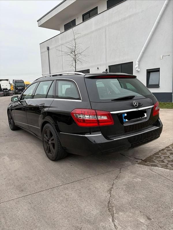 Gebraucht Mercedes E220 Avantgarde 170 PS (125 kW) 2011 Schwarz Kombi
