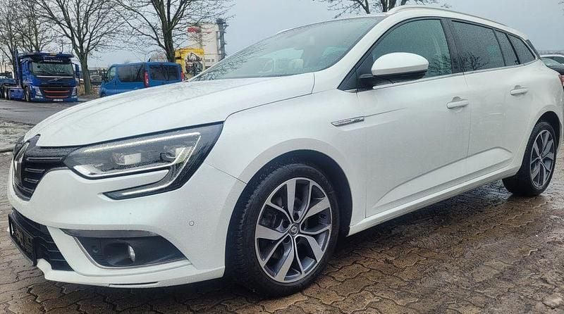 Weiß Gebraucht 2017 Renault Mégane IV Bose Edition Limousine | 8.900 € (Guter Preis) - Bild 1/4