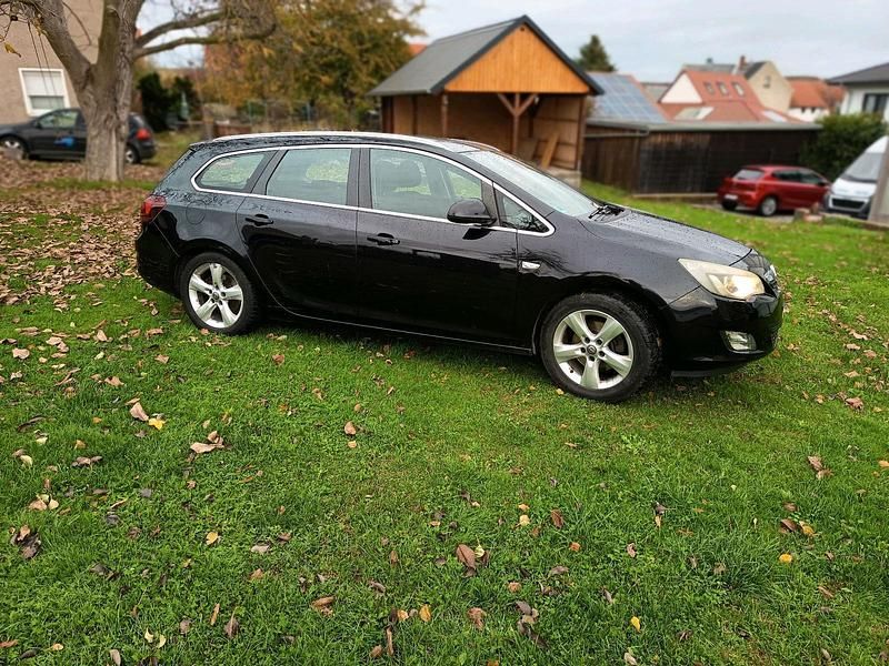 Schwarz Gebraucht 2011 Opel Astra Kombi | 4.499 € (Etwas zu teuer) - Bild 1/4