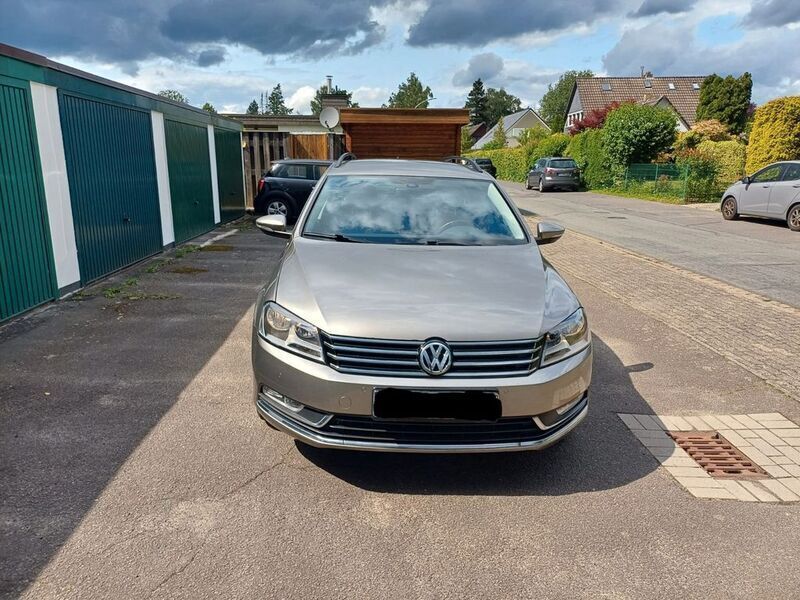 Braun Gebraucht 2012 VW Passat Kombi | 6.999 € (Guter Preis) - Bild 1/4