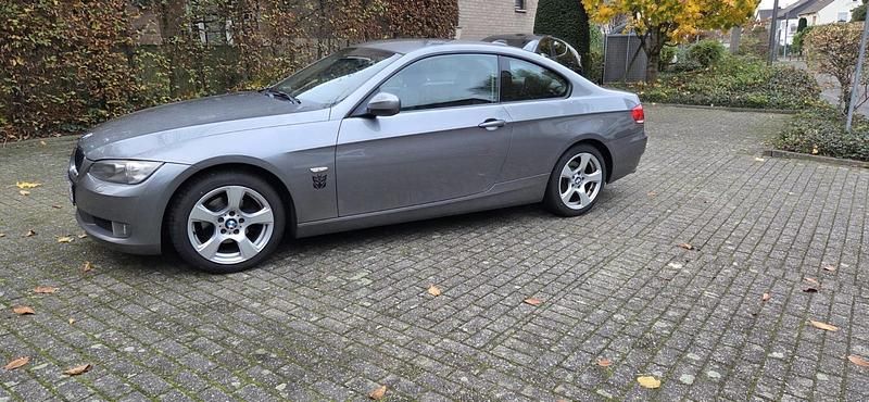 Grau Gebraucht 2010 BMW 320 Coupé | 4.850 € (Superpreis) - Bild 1/4