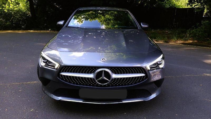 Grau Gebraucht 2022 Mercedes CLA200 Limousine | 33.600 € (Fairer Preis) - Bild 1/4