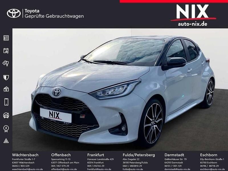 Dynamic grey silber metallic, dach schwarz Gebraucht 2022 Toyota Yaris Hybrid Sport Limousine | 21.390 € (Teuer) - Bild 1/4