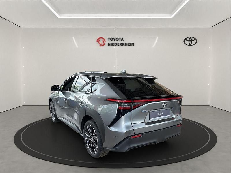 Gebraucht Toyota bZ4X Basis 150 kW (204 PS) 2023 Palladiumsilber metallic SUV